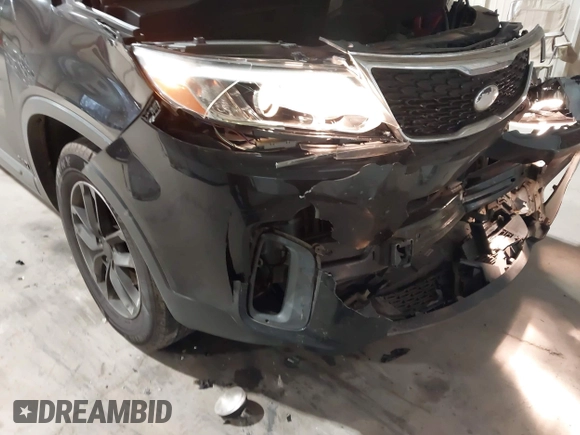 ✅ 2015 Kia Sorento LX • VIN: 5XYKTCA61FG571889 • Lot: 44120676. Wystawiony na IAAI z przebiegiem 137 921 mil. Bezpłatny archiwum sprzedaży aukcyjnych z USA i szczegółowy raport historii pojazdu na DreamBid. Zdjęcie 6.