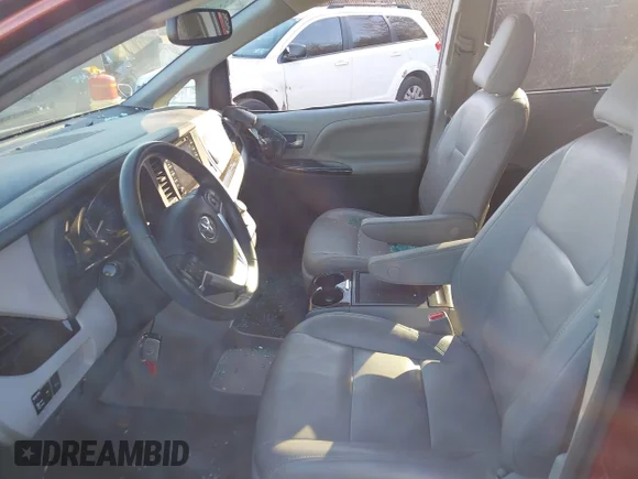 ✅ 2019 Toyota Sienna XLE • VIN: 5TDYZ3DC9KS020830 • Lot: 44157761. Wystawiony na IAAI z przebiegiem 155 439 mil. Bezpłatny archiwum sprzedaży aukcyjnych z USA i szczegółowy raport historii pojazdu na DreamBid. Zdjęcie 5.
