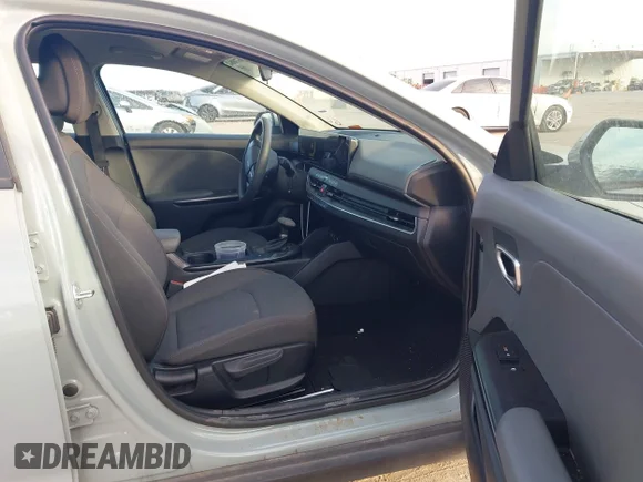 ✅ 2025 Kia K4 LXS • VIN: 3KPFT4DE8SE008954 • Lot: 43367082. Wystawiony na IAAI z przebiegiem 29 270 mil. Bezpłatny archiwum sprzedaży aukcyjnych z USA i szczegółowy raport historii pojazdu na DreamBid. Zdjęcie 5.