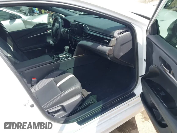 ✅ 2025 Toyota Camry XLE • VIN: 4T1DAACK1SU557217 • Lot: 44933284. Wystawiony na IAAI z przebiegiem 23 297 mil. Bezpłatny archiwum sprzedaży aukcyjnych z USA i szczegółowy raport historii pojazdu na DreamBid. Zdjęcie 5.