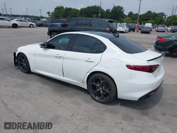 ✅ 2018 Alfa Romeo Giulia Ti Sport • VIN: ZARFAECN2J7573170 • Lot: 45075617. Wystawiony na IAAI z przebiegiem Nie podano. Bezpłatny archiwum sprzedaży aukcyjnych z USA i szczegółowy raport historii pojazdu na DreamBid. Zdjęcie 3.
