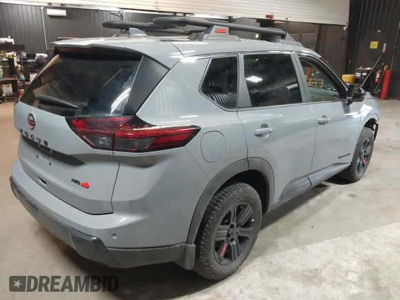 ✅ 2025 Nissan Rogue SV • VIN: 5N1BT3BB2SC824062 • Lot: 44495710. Wystawiony na IAAI z przebiegiem 25 574 mil. Bezpłatny archiwum sprzedaży aukcyjnych z USA i szczegółowy raport historii pojazdu na DreamBid. Zdjęcie 4.