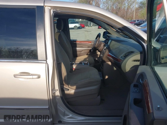 ✅ 2013 Chrysler Town & Country Touring • VIN: 2C4RC1BG7DR767175 • Lot: 44786011. Wystawiony na IAAI z przebiegiem 45 368 mil. Bezpłatny archiwum sprzedaży aukcyjnych z USA i szczegółowy raport historii pojazdu na DreamBid. Zdjęcie 5.