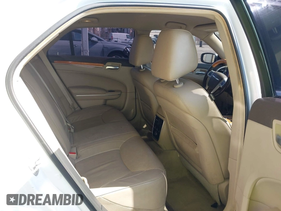 ✅ 2013 Chrysler 300 C • VIN: 2C3CCAET8DH727793 • Lot: 42967150. Wystawiony na IAAI z przebiegiem 107 587 mil. Bezpłatny archiwum sprzedaży aukcyjnych z USA i szczegółowy raport historii pojazdu na DreamBid. Zdjęcie 8.