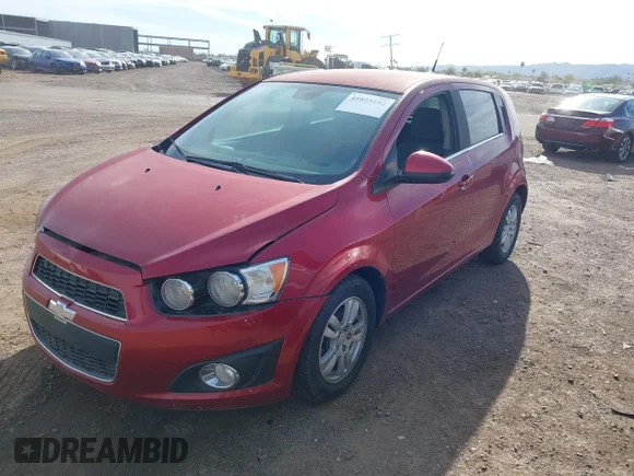 ✅ 2013 Chevrolet Sonic LT • VIN: 1G1JC6SB9D4113711 • Lot: 41823182. Wystawiony na IAAI z przebiegiem 116 711 mil. Bezpłatny archiwum sprzedaży aukcyjnych z USA i szczegółowy raport historii pojazdu na DreamBid. Zdjęcie 2.