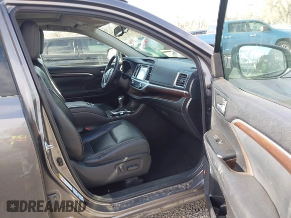 ✅ 2014 Toyota Highlander Limited • VIN: 5TDDKRFH9ES030177 • Lot: 44307722. Wystawiony na IAAI z przebiegiem 137 659 mil. Bezpłatny archiwum sprzedaży aukcyjnych z USA i szczegółowy raport historii pojazdu na DreamBid. Zdjęcie 5.