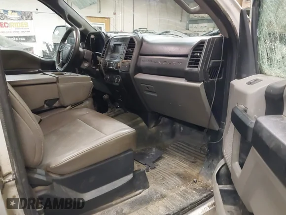 ✅ 2018 Ford F-250 XL • VIN: 1FT7W2B62JEB55938 • Lot: 41236499. Wystawiony na IAAI z przebiegiem 276 458 mil. Bezpłatny archiwum sprzedaży aukcyjnych z USA i szczegółowy raport historii pojazdu na DreamBid. Zdjęcie 5.