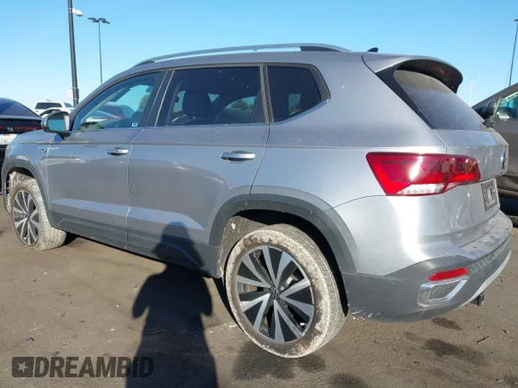✅ 2024 Volkswagen Taos SE • VIN: 3VVEX7B20RM052605 • Lot: 44297449. Wystawiony na IAAI z przebiegiem 22 201 mil. Bezpłatny archiwum sprzedaży aukcyjnych z USA i szczegółowy raport historii pojazdu na DreamBid. Zdjęcie 3.