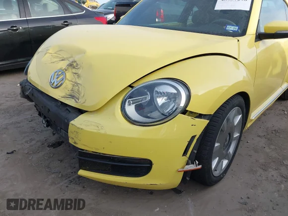 ✅ 2012 Volkswagen Beetle 2.5L • VIN: 3VWJX7AT3CM636685 • Lot: 43937290. Wystawiony na IAAI z przebiegiem 89 311 mil. Bezpłatny archiwum sprzedaży aukcyjnych z USA i szczegółowy raport historii pojazdu na DreamBid. Zdjęcie 6.