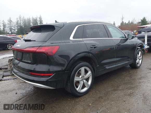 ✅ 2019 Audi e-tron Premium Plus • VIN: WA1LAAGE0KB023068 • Лот: 44636567. Опубликован ранее на IAAI с пробегом 61 627 миль. Бесплатный доступ к архиву аукционных продаж из США и подробный отчёт об истории автомобиля на DreamBid. Изображение 4.