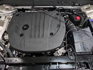 ✅ 2025 Volvo XC60 Plus • VIN: YV4M12RC6S1092944 • Lot: 85170435. Wystawiony na Copart z przebiegiem 16 490 mil. Bezpłatny archiwum sprzedaży aukcyjnych z USA i szczegółowy raport historii pojazdu na DreamBid. Zdjęcie 15.