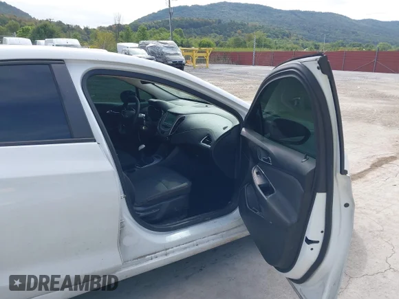 ✅ 2018 Chevrolet Cruze LS • VIN: 1G1BB5SM8J7129850 • Lot: 43186067. Wystawiony na IAAI z przebiegiem 145 615 mil. Bezpłatny archiwum sprzedaży aukcyjnych z USA i szczegółowy raport historii pojazdu na DreamBid. Zdjęcie 5.