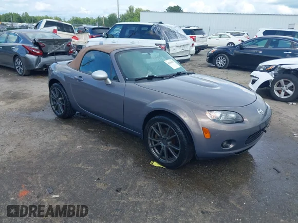 ✅ 2006 Mazda MX-5 Miata Sport • VIN: JM1NC25F060111842 • Lot: 42646453. Wystawiony na IAAI z przebiegiem 99 809 mil. Bezpłatny archiwum sprzedaży aukcyjnych z USA i szczegółowy raport historii pojazdu na DreamBid. Zdjęcie 1.