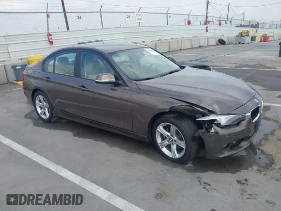 ✅ 2015 BMW 3 Series 320i • VIN: WBA3B1C57FK139461 • Lot: 45004080. Wystawiony na IAAI z przebiegiem 100 896 mil. Bezpłatny archiwum sprzedaży aukcyjnych z USA i szczegółowy raport historii pojazdu na DreamBid. Zdjęcie 1.
