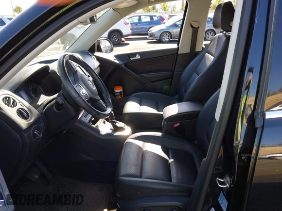✅ 2017 Volkswagen Tiguan Wolfsburg Edition • VIN: WVGRV7AX9HK007795 • Lot: 43520016. Wystawiony na IAAI z przebiegiem 63 072 mil. Bezpłatny archiwum sprzedaży aukcyjnych z USA i szczegółowy raport historii pojazdu na DreamBid. Zdjęcie 5.