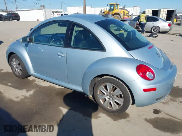 ✅ 2010 Volkswagen Beetle • VIN: 3VWPG3AG7AM012990 • Lot: 44319101. Wystawiony na IAAI z przebiegiem 107 325 mil. Bezpłatny archiwum sprzedaży aukcyjnych z USA i szczegółowy raport historii pojazdu na DreamBid. Zdjęcie 3.