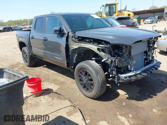 ✅ 2025 Toyota Tacoma TRD Off Road • VIN: 3TMLB5JN8SM147908 • Lot: 44884990. Wystawiony na IAAI z przebiegiem 5 821 mil. Bezpłatny archiwum sprzedaży aukcyjnych z USA i szczegółowy raport historii pojazdu na DreamBid. Zdjęcie 1.