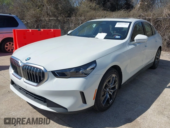 ✅ 2026 BMW 5 Series 530i xDrive • VIN: WBA53FJ07TCW05311 • Lot: 44437519. Wystawiony na IAAI z przebiegiem 11 797 mil. Bezpłatny archiwum sprzedaży aukcyjnych z USA i szczegółowy raport historii pojazdu na DreamBid. Zdjęcie 2.