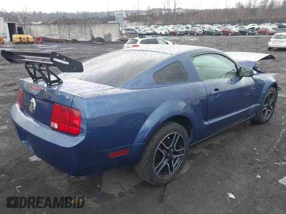 ✅ 2007 Ford Mustang Deluxe • VIN: 1ZVFT80N975240363 • Lot: 43801183. Wystawiony na IAAI z przebiegiem 190 509 mil. Bezpłatny archiwum sprzedaży aukcyjnych z USA i szczegółowy raport historii pojazdu na DreamBid. Zdjęcie 4.