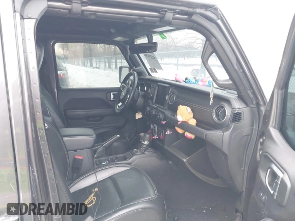 ✅ 2023 Jeep Wrangler Sahara High Altitude • VIN: 1C4JJXP63PW557206 • Lot: 44339799. Wystawiony na IAAI z przebiegiem 61 108 mil. Bezpłatny archiwum sprzedaży aukcyjnych z USA i szczegółowy raport historii pojazdu na DreamBid. Zdjęcie 5.