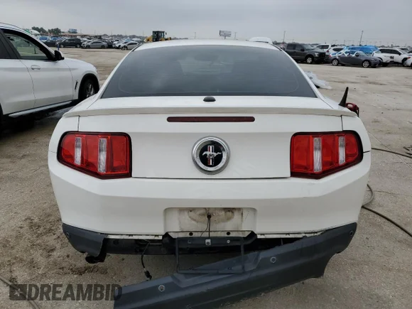 ✅ 2012 Ford Mustang Premium • VIN: 1ZVBP8AMXC5256168 • Lot: 57622984. Wystawiony na Copart z przebiegiem 92 094 mil. Bezpłatny archiwum sprzedaży aukcyjnych z USA i szczegółowy raport historii pojazdu na DreamBid. Zdjęcie 6.