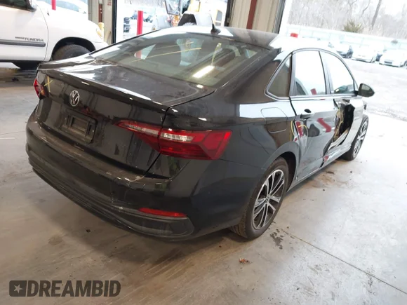 ✅ 2024 Volkswagen Jetta Sport • VIN: 3VWAM7BU3RM062601 • Lot: 44078145. Wystawiony na IAAI z przebiegiem 50 117 mil. Bezpłatny archiwum sprzedaży aukcyjnych z USA i szczegółowy raport historii pojazdu na DreamBid. Zdjęcie 4.
