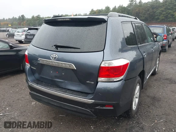 ✅ 2013 Toyota Highlander • VIN: 5TDBK3EH8DS252374 • Lot: 43279921. Wystawiony na IAAI z przebiegiem 121 186 mil. Bezpłatny archiwum sprzedaży aukcyjnych z USA i szczegółowy raport historii pojazdu na DreamBid. Zdjęcie 4.
