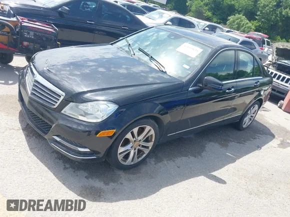 ✅ 2013 Mercedes-Benz C 300 Sport • VIN: WDDGF8AB3DA815021 • Лот: 45039835. Опубликован ранее на IAAI с пробегом 157 565 миль. Бесплатный доступ к архиву аукционных продаж из США и подробный отчёт об истории автомобиля на DreamBid. Изображение 2.
