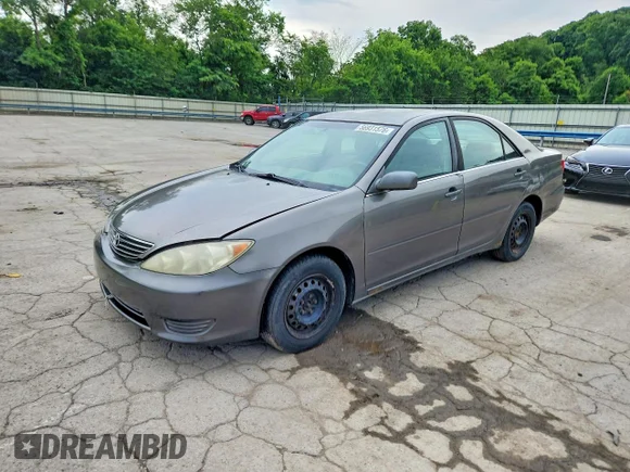 ✅ 2006 Toyota Camry LE • VIN: JTDBE30K263054033 • Лот: 56931576. Опубликован ранее на Copart с пробегом 182 057 миль. Бесплатный доступ к архиву аукционных продаж из США и подробный отчёт об истории автомобиля на DreamBid. Изображение 1.