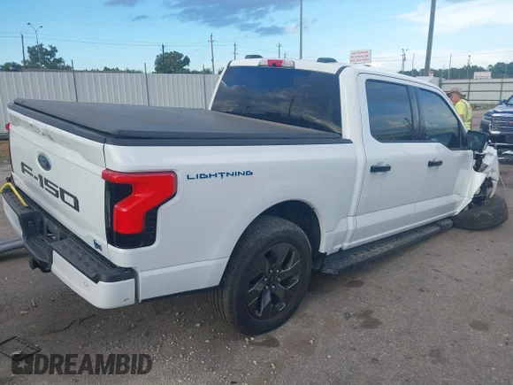 ✅ 2023 Ford F-150 Lightning Lariat • VIN: 1FTVW1EV2PWG36330 • Lot: 43290885. Wystawiony na IAAI z przebiegiem 41 299 mil. Bezpłatny archiwum sprzedaży aukcyjnych z USA i szczegółowy raport historii pojazdu na DreamBid. Zdjęcie 4.