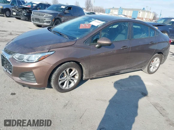 ✅ 2019 Chevrolet Cruze LS • VIN: 1G1BC5SM5K7129836 • Lot: 44316482. Wystawiony na IAAI z przebiegiem 91 741 mil. Bezpłatny archiwum sprzedaży aukcyjnych z USA i szczegółowy raport historii pojazdu na DreamBid. Zdjęcie 2.