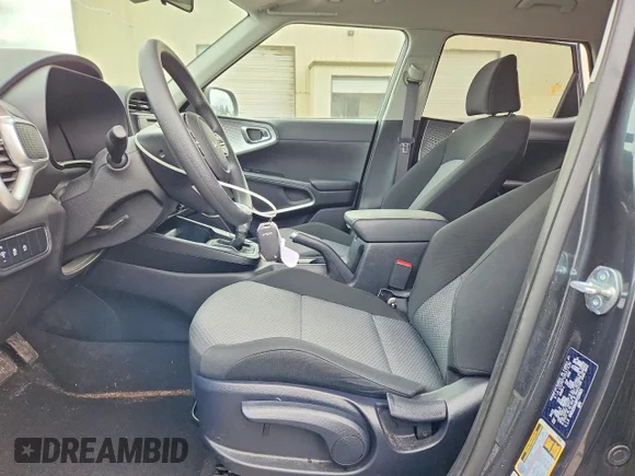 ✅ 2023 Kia Soul LX • VIN: KNDJ23AU5P7211925 • Lot: 77626465. Wystawiony na Copart z przebiegiem 27 109 mil. Bezpłatny archiwum sprzedaży aukcyjnych z USA i szczegółowy raport historii pojazdu na DreamBid. Zdjęcie 7.