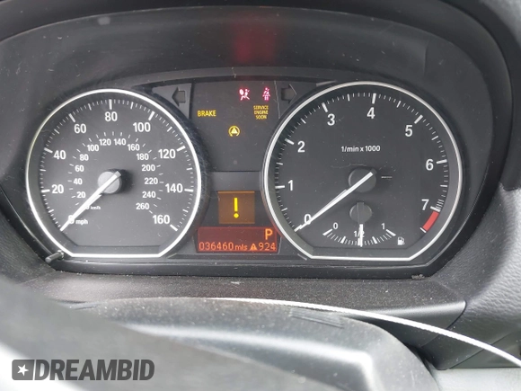 ✅ 2010 BMW 1 Series 128i • VIN: WBAUN1C55AVH81988 • Lot: 43994743. Wystawiony na IAAI z przebiegiem 36 460 mil. Bezpłatny archiwum sprzedaży aukcyjnych z USA i szczegółowy raport historii pojazdu na DreamBid. Zdjęcie 7.