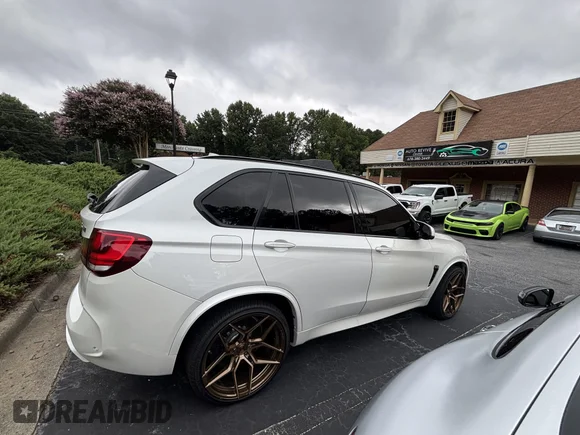 ✅ 2018 BMW X5 M • VIN: 5YMKT6C51J0Y83433 • Lot: 42953972. Wystawiony na IAAI z przebiegiem 59 456 mil. Bezpłatny archiwum sprzedaży aukcyjnych z USA i szczegółowy raport historii pojazdu na DreamBid. Zdjęcie 4.