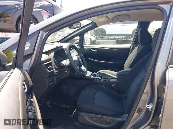 ✅ 2025 Nissan LEAF SV Plus • VIN: 1N4CZ1CV4SC558120 • Lot: 42292927. Wystawiony na IAAI z przebiegiem 5 924 mil. Bezpłatny archiwum sprzedaży aukcyjnych z USA i szczegółowy raport historii pojazdu na DreamBid. Zdjęcie 5.