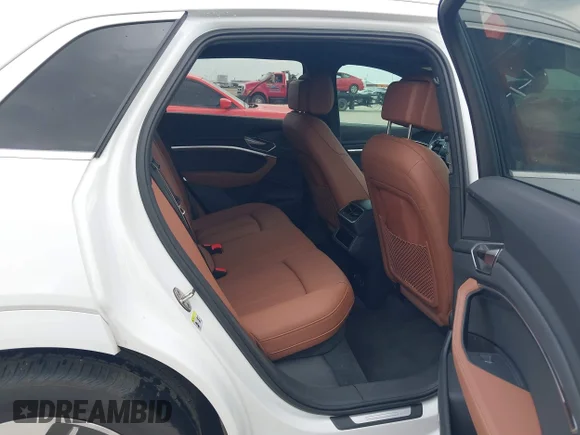 ✅ 2024 Audi Q8 e-tron Premium Plus • VIN: WA15AAGE0RB026474 • Lot: 42116042. Wystawiony na IAAI z przebiegiem 11 306 mil. Bezpłatny archiwum sprzedaży aukcyjnych z USA i szczegółowy raport historii pojazdu na DreamBid. Zdjęcie 8.