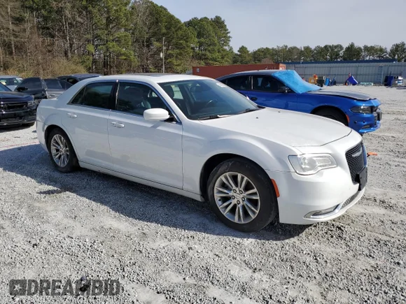 ✅ 2017 Chrysler 300 Limited • VIN: 2C3CCAAG6HH651022 • Lot: 45682585. Wystawiony na Copart z przebiegiem 194 283 mil. Bezpłatny archiwum sprzedaży aukcyjnych z USA i szczegółowy raport historii pojazdu na DreamBid. Zdjęcie 4.