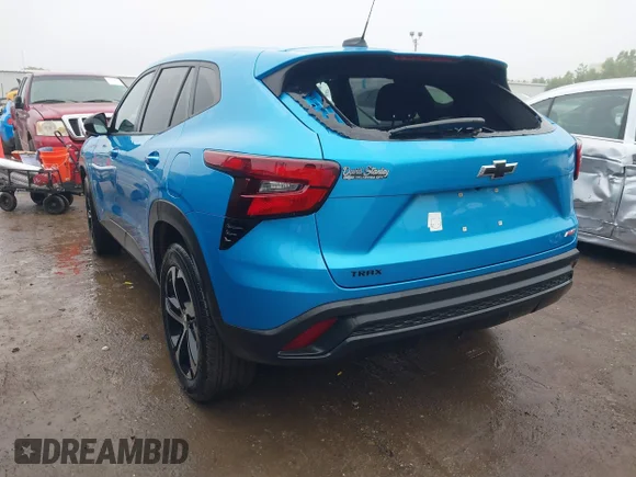✅ 2025 Chevrolet Trax 1RS • VIN: KL77LGEPXSC208986 • Лот: 45183574. Опубликован ранее на IAAI с пробегом 24 492 миль. Бесплатный доступ к архиву аукционных продаж из США и подробный отчёт об истории автомобиля на DreamBid. Изображение 3.