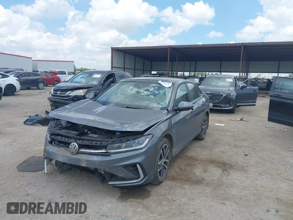 ✅ 2025 Volkswagen Jetta SE • VIN: 3VW7X7BU6SM110342 • Lot: 45278247. Wystawiony na IAAI z przebiegiem Nie podano. Bezpłatny archiwum sprzedaży aukcyjnych z USA i szczegółowy raport historii pojazdu na DreamBid. Zdjęcie 2.