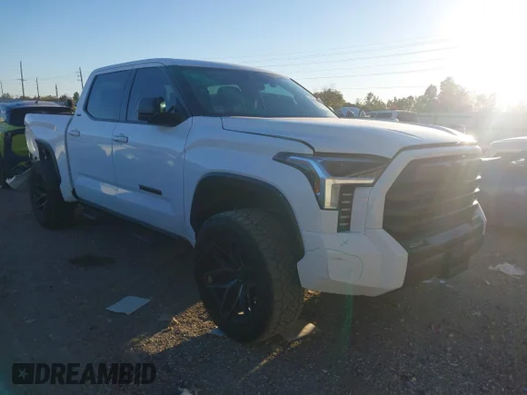 ✅ 2024 Toyota Tundra SR5 • VIN: 5TFLA5AB1RX040891 • Lot: 43678109. Wystawiony na IAAI z przebiegiem 27 152 mil. Bezpłatny archiwum sprzedaży aukcyjnych z USA i szczegółowy raport historii pojazdu na DreamBid. Zdjęcie 1.