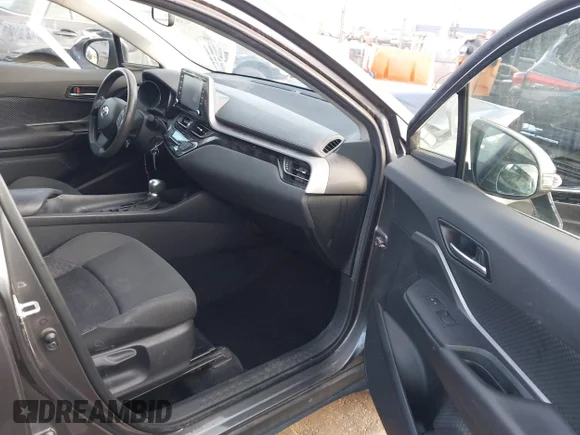✅ 2020 Toyota C-HR LE • VIN: JTNKHMBX8L1091399 • Lot: 43855649. Wystawiony na IAAI z przebiegiem 47 737 mil. Bezpłatny archiwum sprzedaży aukcyjnych z USA i szczegółowy raport historii pojazdu na DreamBid. Zdjęcie 5.