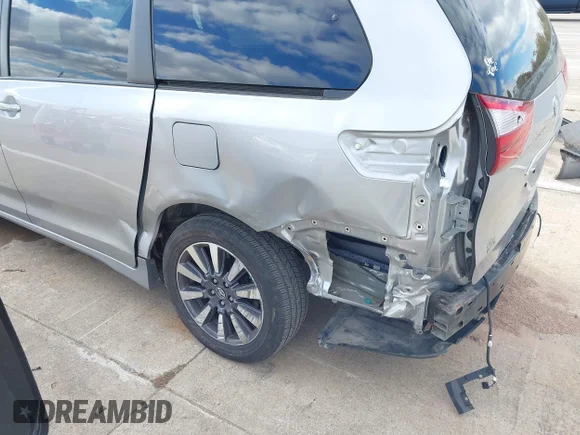 ✅ 2018 Toyota Sienna XLE • VIN: 5TDDZ3DC9JS208163 • Lot: 43533695. Wystawiony na IAAI z przebiegiem 122 766 mil. Bezpłatny archiwum sprzedaży aukcyjnych z USA i szczegółowy raport historii pojazdu na DreamBid. Zdjęcie 6.