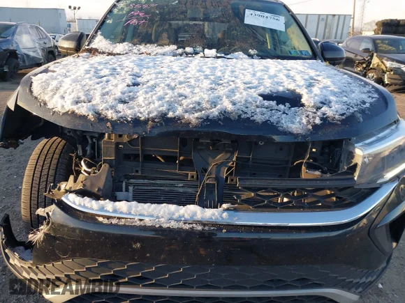 ✅ 2022 Volkswagen Taos SE • VIN: 3VVWX7B22NM055097 • Lot: 43904756. Wystawiony na IAAI z przebiegiem 50 770 mil. Bezpłatny archiwum sprzedaży aukcyjnych z USA i szczegółowy raport historii pojazdu na DreamBid. Zdjęcie 6.