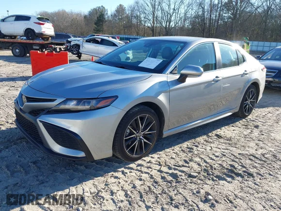 ✅ 2022 Toyota Camry SE • VIN: 4T1G11AK8NU038296 • Lot: 44153572. Wystawiony na IAAI z przebiegiem 73 422 mil. Bezpłatny archiwum sprzedaży aukcyjnych z USA i szczegółowy raport historii pojazdu na DreamBid. Zdjęcie 2.
