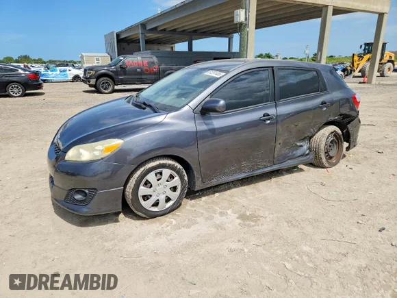 ✅ 2009 Toyota Matrix • VIN: 2T1KU40E99C165452 • Lot: 61291406. Wystawiony na Copart z przebiegiem 133 046 mil. Bezpłatny archiwum sprzedaży aukcyjnych z USA i szczegółowy raport historii pojazdu na DreamBid. Zdjęcie 1.