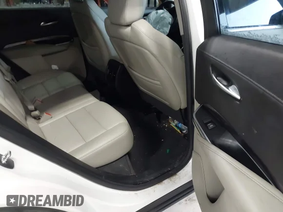 ✅ 2022 Cadillac XT4 AWD Luxury • VIN: 1GYFZBR45NF137676 • Lot: 41614350. Wystawiony na IAAI z przebiegiem 38 855 mil. Bezpłatny archiwum sprzedaży aukcyjnych z USA i szczegółowy raport historii pojazdu na DreamBid. Zdjęcie 8.