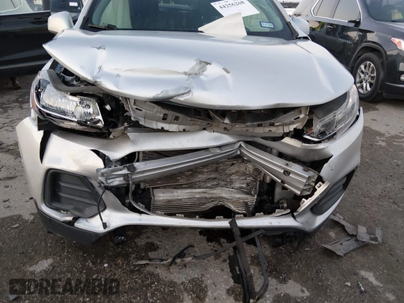 ✅ 2020 Chevrolet Trax LS • VIN: KL7CJKSB4LB312185 • Lot: 44256268. Wystawiony na IAAI z przebiegiem 42 272 mil. Bezpłatny archiwum sprzedaży aukcyjnych z USA i szczegółowy raport historii pojazdu na DreamBid. Zdjęcie 6.