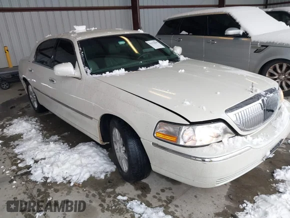 ✅ 2003 Lincoln Town Car Executive • VIN: 1LNHM81W03Y674689 • Lot: 41553840. Wystawiony na IAAI z przebiegiem 242 123 mil. Bezpłatny archiwum sprzedaży aukcyjnych z USA i szczegółowy raport historii pojazdu na DreamBid. Zdjęcie 1.