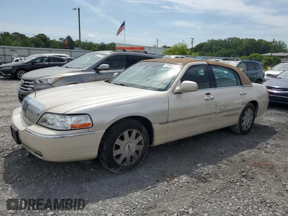 ✅ 2003 Lincoln Town Car Cartier • VIN: 1LNHM83W33Y690270 • Lot: 51682235. Wystawiony na Copart z przebiegiem 118 355 mil. Bezpłatny archiwum sprzedaży aukcyjnych z USA i szczegółowy raport historii pojazdu na DreamBid. Zdjęcie 1.