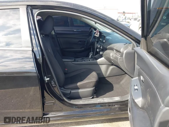 ✅ 2025 Nissan Sentra S • VIN: 3N1AB8BV0SY251795 • Lot: 44519544. Wystawiony na IAAI z przebiegiem 12 037 mil. Bezpłatny archiwum sprzedaży aukcyjnych z USA i szczegółowy raport historii pojazdu na DreamBid. Zdjęcie 5.